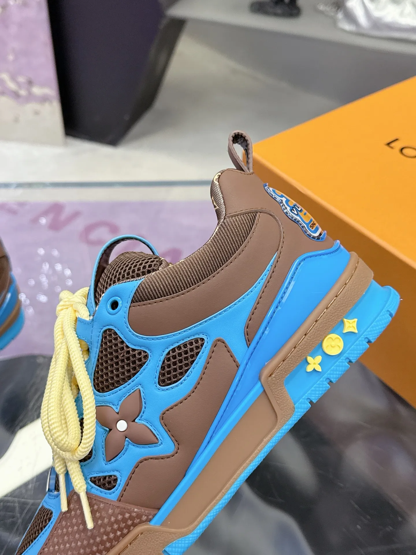 Factory price: 760💰 𝙇𝙑 𝟐𝟎𝟐5 𝐒𝐒 𝐧𝐞𝐰 Officially synchronized new colors💗 Louis Vuitton catwalk skateboard shoes are a hit, LOUIS VUITTON Trainer is undoubtedly one of the most successful Sneakers launched by luxury brands, but the pace of exploration will not stop. LOUISVUITTON will also bring a new series of skateboard shoes in the spring of 2025. The new series in the picture returns to the 90s Chunky Skate Shoes look and feel. The uppers are made of leather and mesh. The fat silhouette and thick shoelaces are very eye-catching. It is expected to have quite a few colors like the Trainer. Judging from the previous DIOR show skate shoes, this chunky style may be even stronger next year.  💎 LV small bread series LV bread shoe series 😘 Couple model Size: Female 35-40 Male 39-44, customized 45, 46
